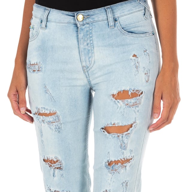 Long denim pants.
 Zipper and button closure on the front.
 Waist with belt loops.
 Two open pockets and a mini pocket on the front.
 Two open pockets on the back.
 Application of laminated label and brand name, on the side of the waistband, on the back.
 Straight hem cut.
 Seams seen in tone.
 Composition: 98% Cotton, 2% Elastane
 Care:
- Wash maximum at 40ºC.
 - Iron at medium temperature, max. 110ºC.
 - Allows you to use a dryer.
 - Do not use bleach.
 - Does not support dry cleaning.