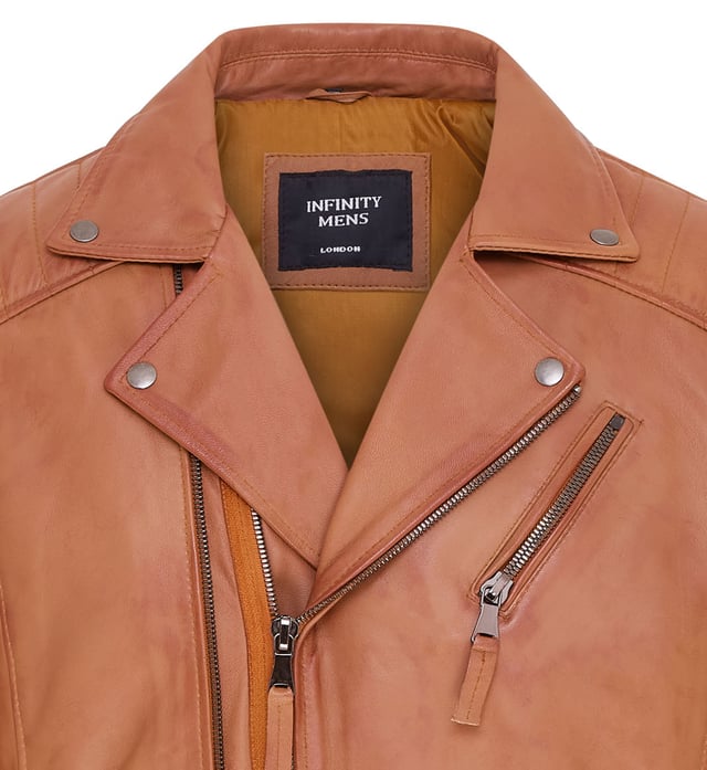 La pieza central de un look atemporal, esta chaqueta está confeccionada con piel de napa de grano completo para lograr una silueta de motociclista elegante y de corte ajustado. Los llamativos detalles de esta prenda incluyen detalles acanalados en los hombros y un cuello ancho tradicional. La parte delantera de la chaqueta está acentuada con una cremallera doble y cuenta con un bolsillo con cremallera inclinado en el pecho, así como otros dos bolsillos con cremallera. Esta chaqueta viene en una gama de colores para adaptarse a una variedad de gustos, lo que permite que todos encuentren su estilo ideal en esta clásica pieza de estilo Brando. • 100% piel de napa ultra suave de primera calidad. • Bolsillo en el pecho con cremallera inclinada • Doble cremallera delantera, etiquetada para facilitar su uso • Solapas anchas con botones a presión • Bolsillos integrados en el forro de la chaqueta • Detalles acanalados en los hombros • Puños con cremallera elegantes