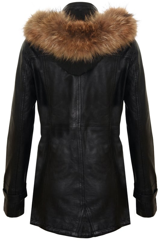Verhoog je winterstijl met ons leren damesparkajack, een perfecte mix van minimalistische verfijning en warmte. Deze jas is gemaakt van 100% premium, ultrazacht nappaleer en biedt zowel luxueus comfort als een tijdloze uitstraling. Dit is wat hem onderscheidt:  
 Afneembare, met bont gevoerde capuchon: De jas wordt geleverd met een met bont gevoerde capuchon, die zorgt voor warmte en comfort tijdens de winter terwijl het een stijlvol tintje toevoegt aan het algehele ontwerp. 
 Knoopsluiting: In plaats van de typische ritssluiting heeft deze jas een een knoopsluiting over de YKK-ritssluiting, waardoor een meer klassieke en verfijnde esthetiek ontstaat. 
 Verstelbare gespen: Gespen op de manchetten zijn toegevoegd verstelbaarheid, waardoor je de pasvorm kunt aanpassen en ervoor kunt zorgen dat de mouwen ademend blijven voor langdurig comfort. 
 Verlengde tailleritsen: Twee verlengde horizontale ritsen Ritsen lopen over de taille, bieden voldoende opbergruimte en voegen een moderne twist toe aan het ontwerp van de parka. 
 Hoge trechterkraag: De hoge trechterkraag kan worden vastgemaakt met een YKK-rits over de volledige lengte, die extra bescherming biedt tegen kou en wind.  Met zijn strakke en minimalistische ontwerp is deze leren damesparka een veelzijdige toevoeging aan je wintergarderobe, waarbij mode en functionaliteit moeiteloos worden gecombineerd