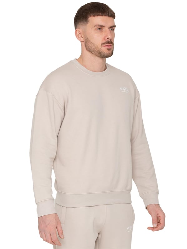 El suéter oversized para hombre Averè de Enzo Milano presenta un ajuste relajado y casual, perfecto tanto para descansar como para el uso diario. El frente muestra un discreto logotipo de Averè en el pecho. El suéter tiene mangas largas y un cuello redondo acanalado con puños acanalados, lo que le da una silueta limpia y clásica. La tela suave y el forro de felpa garantizan comodidad, mientras que el corte de hombro caído mejora el aspecto oversized. La parte trasera permanece lisa, manteniendo un estilo simple y elegante. Ideal para combinar con pantalones de chándal o jeans para un atuendo relajado.