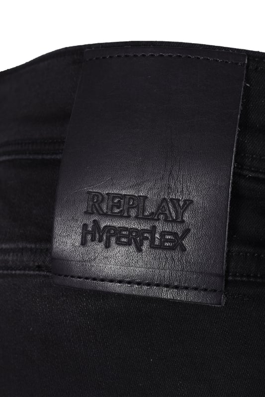 Comfortabele jeans voor heren van het merk REPLAY. Zeer aangenaam om te dragen, comfortabel en sportief gesneden. Deze broek kan met veel kledingstukken worden gecombineerd.