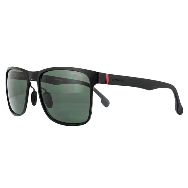 Las gafas de sol Carrera 8026/s 003 QT Matt Black Green están dotadas de plaquetas de caucho Megol en las patillas y en la nariz para un mayor agarre y comodidad, además de bisagras de resorte integradas. La montura frontal es cuadrada y metálica, lo que le confiere un fuerte aire masculino.
