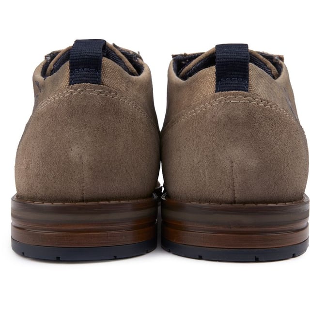 Sumérgete en el lujo y la comodidad con los zapatos con cordones Bugatti Comfort para hombre. Confeccionado en ante fino con suela de goma. Estos llevan tus pies con una plantilla acolchada para comodidad durante todo el día. La elegante marca lateral y la trabilla en el talón añaden un estilo sutil. mientras que la suela de goma duradera brinda tracción y soporte en cada paso.