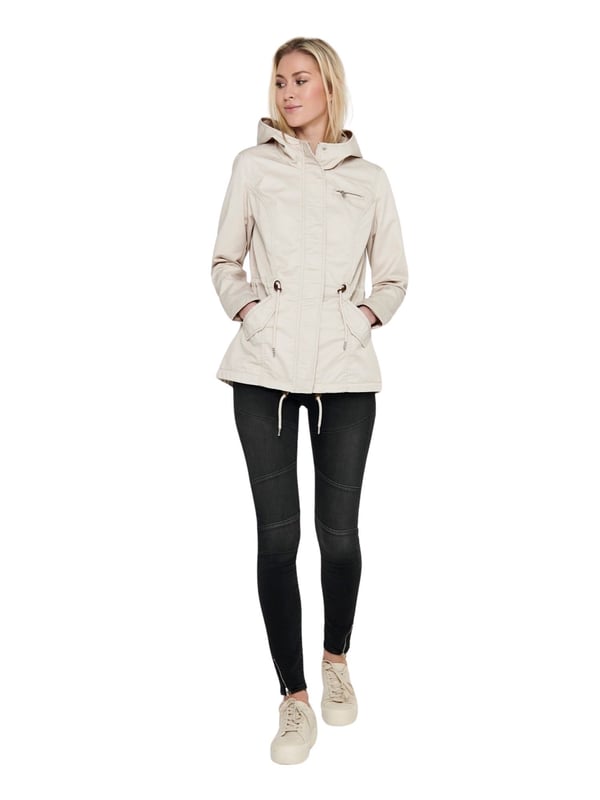 De Only parka voor dames combineert functionaliteit met vrouwelijke elegantie en zet een nieuwe standaard in je outdoorgarderobe. Een blinde rits over de hele lengte en een drukknoopsluiting aan de bovenkant bieden optimale bescherming tegen het weer, terwijl de details van deze parka het unieke karakter benadrukken. De kleine borstzak met rits is niet alleen praktisch, maar ook een modieuze blikvanger.  De twee zijzakken zijn perfect gepositioneerd om je handen warm te houden of om belangrijke kleine spullen bij de hand te houden. Dankzij het interne trekkoord in de taille en zoom kan de parka individueel worden aangepast - voor een flatterend silhouet of gewoon voor meer comfort. Een badge op de bovenarm geeft de parka een authentieke touch en onderstreept de kwaliteitsbelofte van het merk Only.  De grote capuchon beschermt niet alleen tegen onverwachte weersveranderingen, maar voegt ook een vleugje drama toe aan het algehele ontwerp. De kapmouwen over de lange mouwen hebben een innovatieve snit en bieden extra bescherming en bewegingsvrijheid. Ondanks het robuuste uiterlijk is de parka verrassend licht en belooft hij comfortabel te dragen zonder je te belasten.  De kleine split aan de achterkant zorgt voor extra bewegingsvrijheid en geeft de parka een modern tintje. Deze Only damesparka is gemaakt van hoogwaardige materialen en staat niet alleen voor duurzaamheid, maar ook voor een hoog draagcomfort dat je elke dag vergezelt. Dit kledingstuk is meer dan alleen een parka; het is een betrouwbare laag die warmte, comfort en ongeëvenaarde stijlflexibiliteit biedt, perfect voor de modebewuste vrouw die kwaliteit en elegantie waardeert.
