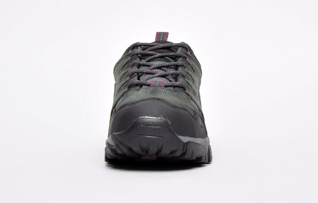 El zapato para caminar Auckland II WP de Hi-Tec es perfecto para todas tus actividades al aire libre. Proporcionando una parte superior mixta con gamuza. un resistente guardabarros de PU y malla transpirable para mayor comodidad. El Dri-Tec impermeable. La membrana transpirable mantiene tus pies secos y la suela de goma resistente te lleva por todos los terrenos con paso firme.