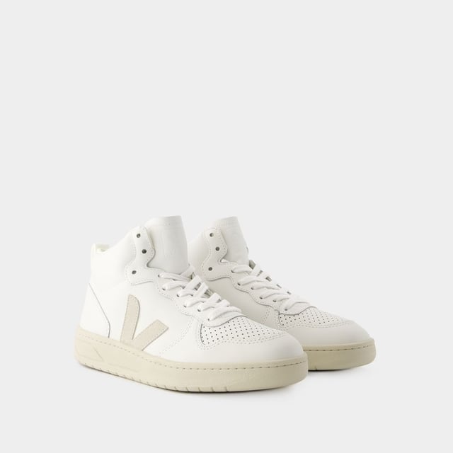 Die Sneakers V-15 von Veja, aus naturweißem Leder, verkörpern die ethische und moderne Ästhetik der Marke. Die Schuhe wurden sorgfältig entworfen und bieten ein klares Design, das durch das hochwertige Leder in seinem natürlichen Farbton hervorgehoben wird. Minimalistische Details und eine langlebige Gummisohle sorgen für einen zeitgemäßen Touch, während sich die umweltbewusste Vision von Veja in jedem Paar widerspiegelt. Die V-15 sind die perfekte Wahl für alle, die auf der Suche nach einem bewussten und trendigen Stil sind. Farbe: weiß - Extra-White_Natural. Farbe: weiß - Extra-White_Marsala_Nautico. Material Sohle: Gummi. Futtermaterial: recyceltes Polyester. Verschluss: einfach reinschlüpfen. Form der Kappe: rund offen. Schuhe: größengerecht - Sizing: Europäisch.