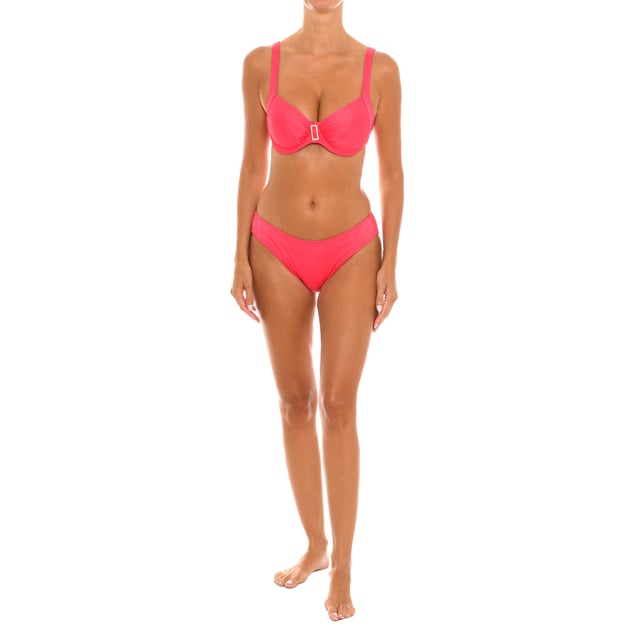 Women's unpadded underwire bikini EB1323C.

 The bra has an underwire cup to offer greater support and definition of the silhouette.
 The underwire cup design helps enhance and shape the bust.
 It does not have padding or padding in the cups, offering a more natural look.
 It features adjustable straps that allow you to customize the fit and coverage.
 It has a hook closure in the back for a custom and secure fit.
 The back hook closure makes it easy to put on and adjust the bra.

 Panties with a classic cut are flattering for different body types.
 Completely lined.
 These swimsuit briefs are a versatile and practical option for the beach and pool.

 This Teleno bikini is an attractive and versatile option to wear on the beach, pool or other water activities.
 Its elegant and feminine design makes it a suitable garment for both a day at the beach and for more formal events or situations.
 Composition: Exterior: 84% Polyamide, 16% Elastane.
 Lining: 92% Polyester, 8% Elastane.
 Care:
Hand wash maximum 30º.
 Do not use dryer.
 Do not use bleach.
 Do not iron.
 Do not dry clean.
 Do not squeeze.