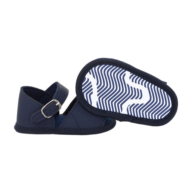 Las sandalias flexibles con cierre de hebilla para bebé, son un calzado ideal para ofrecer comodidad y seguridad a los más pequeños durante sus primeras aventuras al aire libre. Este tipo de sandalia combina diseño práctico con funcionalidad para el confort de tu bebé.

Características Destacadas:

Diseño Flexible: Las sandalias flexibles para bebé están confeccionadas con materiales suaves y flexibles que permiten un movimiento natural del pie. Esto facilita que el bebé pueda caminar y moverse con total libertad y confort.

Cierre de Hebilla Ajustable: Equipadas con un cierre de hebilla ajustable, estas sandalias aseguran un ajuste personalizado y seguro. La hebilla permite ajustar la sandalia a la medida exacta del pie del bebé, garantizando que el calzado se mantenga en su lugar durante toda la jornada.

Suela Antideslizante: La suela de estas sandalias flexibles está diseñada para ofrecer una excelente tracción en diversas superficies. Esto ayuda a prevenir resbalones y caídas, proporcionando estabilidad adicional al bebé mientras explora su entorno.

Materiales Transpirables: Confeccionadas con materiales transpirables, las sandalias suaves mantienen los pies frescos y secos, reduciendo la acumulación de humedad y proporcionando una mayor comodidad en climas cálidos.

Diseño Ligero: Las sandalias ajustables con hebilla son ligeras y cómodas, lo que evita que el calzado pese sobre los pies del bebé. Esto permite un uso prolongado sin causar incomodidad.

Estilo Versátil: Disponibles en varios colores y diseños, estas sandalias flexibles pueden combinarse fácilmente con diferentes conjuntos, siendo adecuadas para el uso diario y ocasiones especiales.

Fácil de Poner y Quitar: Gracias a su cierre de hebilla, estas sandalias son fáciles de poner y quitar, facilitando el proceso para los padres y proporcionando comodidad para el bebé.

Las sandalias flexibles con cierre de hebilla para bebé son una opción excelente para ofrecer soporte y comodidad a los pequeños mientras exploran el mundo. Con su diseño flexible, suela antideslizante y cierre de hebilla ajustable, estas sandalias garantizan un ajuste seguro y una movilidad sin restricciones. Los materiales transpirables y la ligereza del calzado aseguran que los pies del bebé se mantengan frescos y cómodos durante todo el día. Con su estilo versátil y fácil manejo, estas sandalias son ideales para cualquier ocasión, proporcionando tanto funcionalidad como moda para el pequeño explorador.
 Composición: Exterior: Poli piel; Interior: Textil; Suela: Textil
 Cuidados:
Limpiar con un paño húmedo.