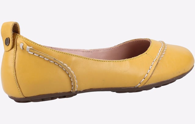 Fügen Sie in dieser Saison einen Farbtupfer zu Ihrem Sommeroutfit mit unseren Janessa Ballerinas hinzu. Hergestellt aus echtem Leder und einer bequemen Polstersohle, perfekt abgerundet mit Nähdetails für einen trendigen Look.