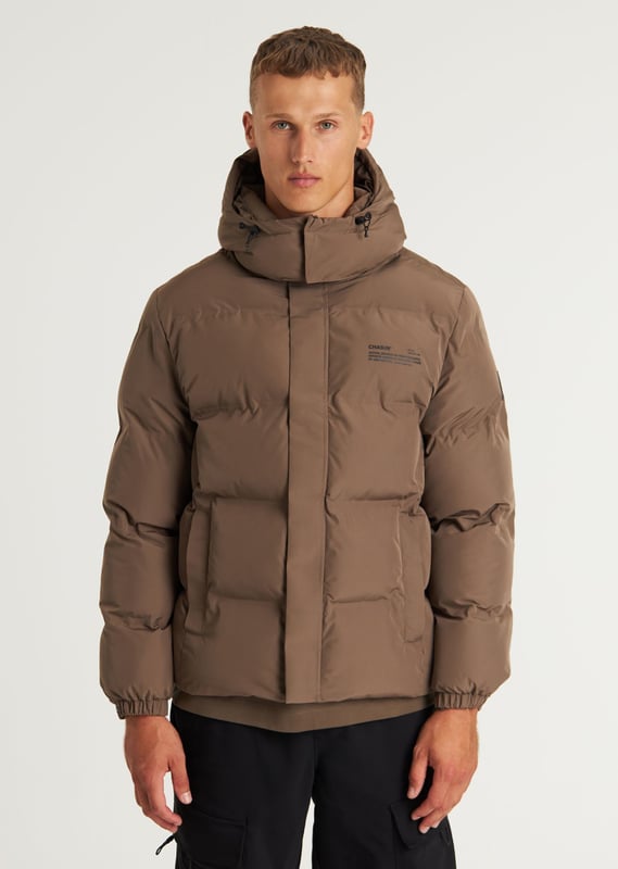 Material & Fit The Nebula is a short winter jacket. This puffer jacket is fully made of polyester, making it very lightweight. Additionally, it is water-repellent, windproof, and breathable.  Details This puffer jacket features a detachable hood and adjustable sleeve openings. The Nebula has a total of 3 pockets, including 2 hidden side pockets and one inside pocket, all with zip closures. Furthermore, the winter jacket is equipped with a plastic zipper and signature CHASIN’ details.  Performance Features  Breathable Keep warm Quick dry Water repellant Wind proof Specs  Detachable hood 3 pockets Plastic zipper Lightweight material CHASIN' details Model is wearing size L and is 1.89 m tall. His waist measures 74 cm and his chest measures 90 cm.