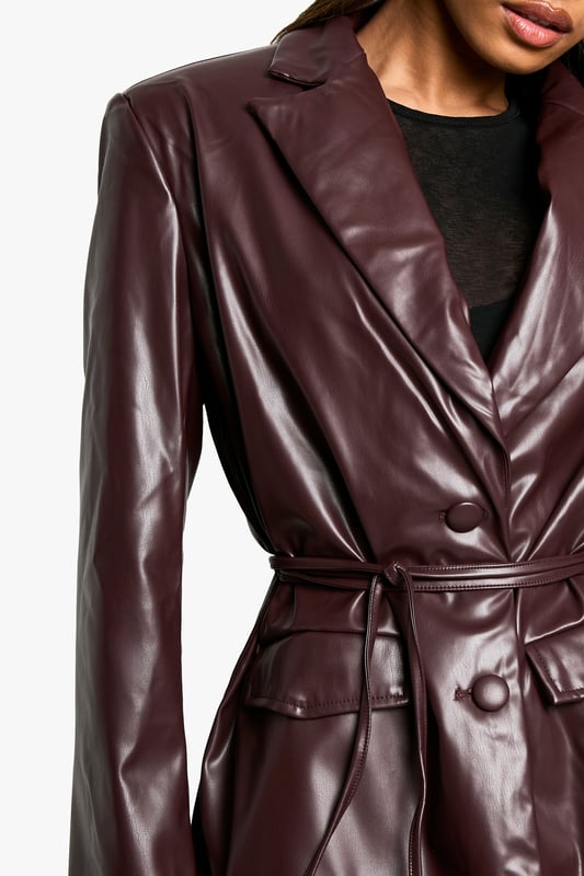 Wrap up in the latest coats and jackets and get out-there with your outerwearBreathe life into your new season layering with the latest coats and jackets from boohoo. Supersize your silhouette in a padded jacket, stick to sporty styling with a bomber, or protect yourself from the elements in a plastic raincoat. For a more luxe layering piece, faux fur coats come in fondant shades and longline duster coats give your look an androgynous edge.