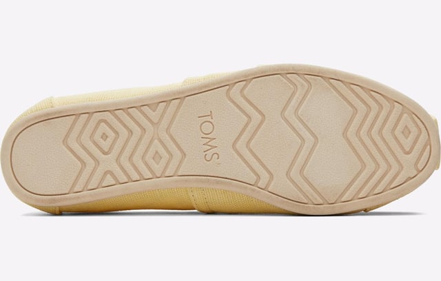 Known for its comfort, iconic for its style, and now, lighter on the planet. This new era of Alpargata shoes brings fresh updates to classic TOMS features, like yellow Heritage Canvas uppers and newly designed custom insoles made with 50% Eco content
Textile upper
100% vegan
Removable insole
Elastic gore for easy on-and-off