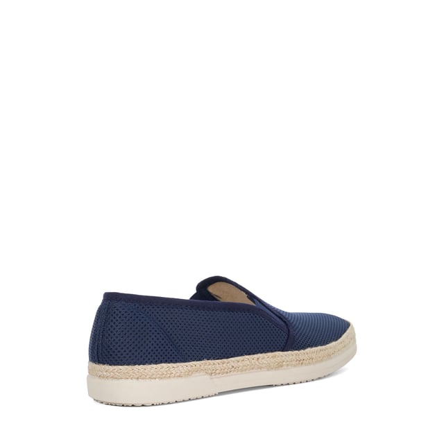 Refine your summer styling with Ferdo. This casual profile has been embossed with a perforated effect for a touch of sophistication. The raffia sole has been lined with rubber for added grip and versatility.