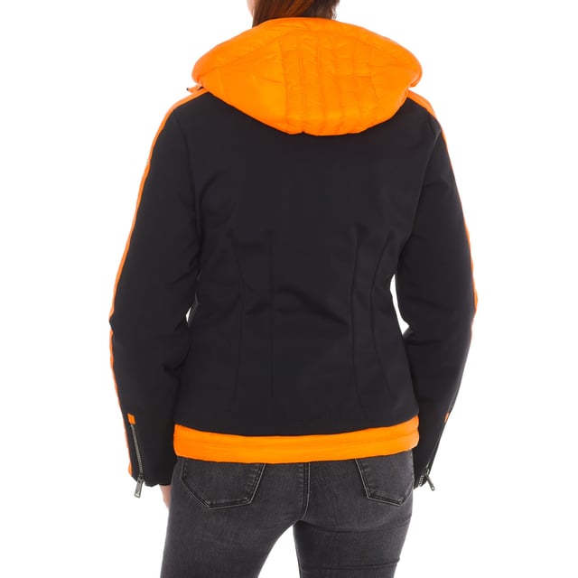 Ski jacket Vuarnet.
 High collar with hood.
 Double zipper closure.
 Two pockets with zipper closure on upper sides.
 Two pockets with zipper closure and buttons on the lower sides.
 One internal zipper pocket.
 Zipper cuffs.
 Brand insignia on the upper side.
 Brand print on the sleeve.
 Seams seen in tone.
 Composition: 82% Polyamide, 18% Elastane
 Care:
Wash at maximum temperature 30º.
 Iron at low temperature.
 Dry at low temperature.
 Do not use bleach.
 Do not dry clean.