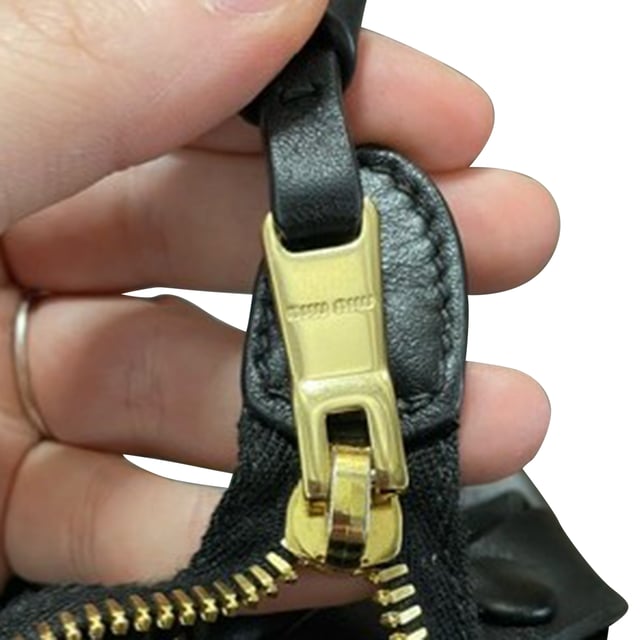 VINTAGE, RRP WIE NEU  
Ausstrahlung zeitloser Eleganz, diese Miu Miu Schultertasche ist aus schwarzem Leder mit goldenen Beschlägen gefertigt. Ihr charakteristischer geflochtener Tragegurt und das Miu Miu-Logo auf der Vorderseite machen sie zu einem eleganten und raffinierten Accessoire für jeden Anlass.

mit Staubbeutel

Miu Miu Logo Schultertasche aus schwarzem Leder  
Zustand: Ausgezeichnet  
Tragespuren: Kein Verkaufsetikett, Keine sichtbaren Gebrauchsspuren.  
Verpackung: Staubbeutel  
Farbe: schwarz  
Material: Leder  
Größe: Einheitsgröße  
Maße: Breite: 130; Höhe: 280; Länge: 350; Henkelhöhe: 160; Gurtlänge: 600  
SKU: NAPPUGBBA372667W