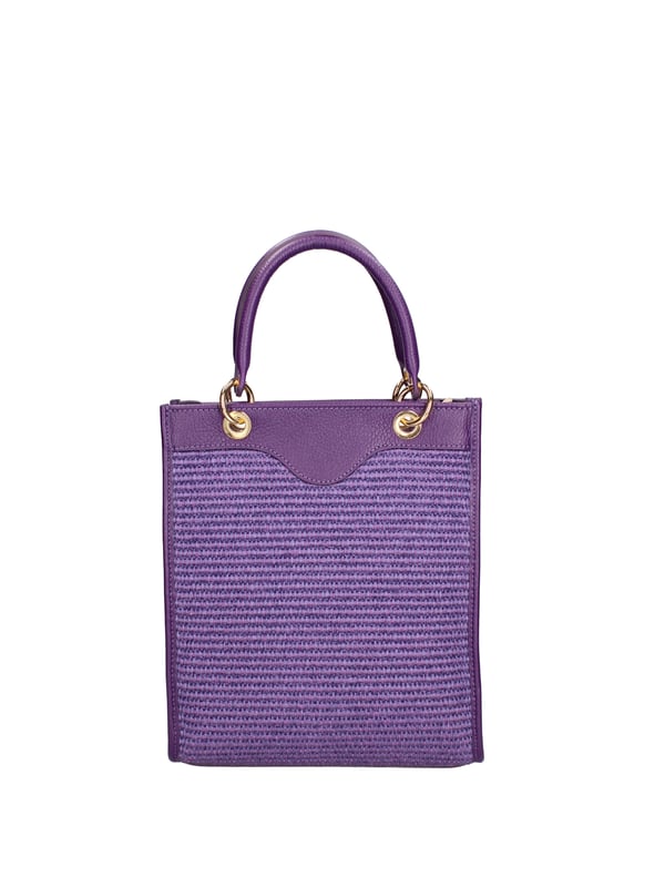 Bolso de mujer. El cierre es con cremallera. Los bolsillos internos son uno con cremallera. Los bolsillos externos están ausentes. La bandolera es ajustable y extraíble en piel. El asa es extraíble en piel. Hay un compartimento interno. El material exterior es piel auténtica dólar y paja tabru. Internamente está forrado en tejido 70% algodón - 30% poliéster. Medidas: 24x29x6,5 cm. Hecho en Italia