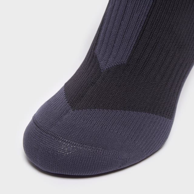 La calceta de longitud media para clima frío extremo e impermeable de Sealskinz cuenta con una membrana completamente impermeable y un forro de lana merina que mantiene tus pies frescos y secos en el sendero. Las costuras planas en la puntera con acolchado en la planta del pie evitan rozaduras dolorosas y añaden comodidad mientras absorben el impacto. - Calcetas completamente impermeables de Sealskinz - Impermeable - construcción de tres capas, que añade calidez y durabilidad - Forro de lana merina - controla la humedad y es aislante - Elastificación zonal - ajuste de cuatro vías para un 100% de movilidad - Costuras planas en la puntera - previene roces - Acolchado en la planta del pie - absorbe el impacto y reduce la presión