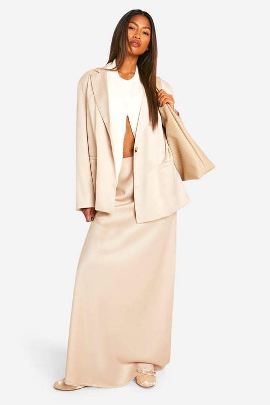 The trend for oversized blazers is going nowhere and this classic style will add a polished touch to any look, from jeans and t-shirt combos to more formal dresses. If you're feeling especially daring, try pairing it with leather pants or a mini skirt. This jacket is cut to resemble a suit jacket but a little more casual making it a great all-rounder to have in your jacket collection.Style: BlazerDesign: PlainFabric: SatinLength: LonglineNeckline: CollaredSleeve Length: Long Sleeve