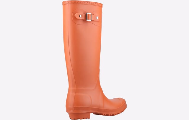These classic style wellies are a must for the wet weather, featuring a side buckle strap these wellies are perfect for keeping your feet dry when the weather is looking cloudy
- Cotswold Sandringham Buckle-Up Wellington 
- Side buckle straps
- Classic style wellington- Fully Waterproof
- Calf circumference of 360mm