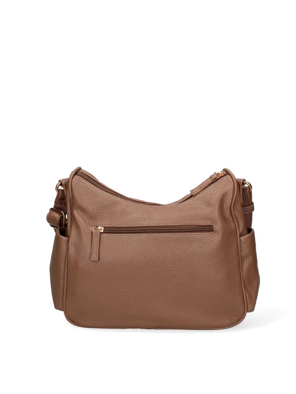 Bolso bandolera para mujer. El cierre es con cremallera. Los bolsillos internos son uno con cremallera y dos abiertos. Los bolsillos externos son uno frontal con cremallera, uno trasero con cremallera y dos laterales abiertos. La bandolera es ajustable en ecopiel. Falta el mango. Hay dos compartimentos internos. El material exterior es ecopiel. Internamente está forrado en poliéster. Medidas: 28x24x11 cm. Producto de moda