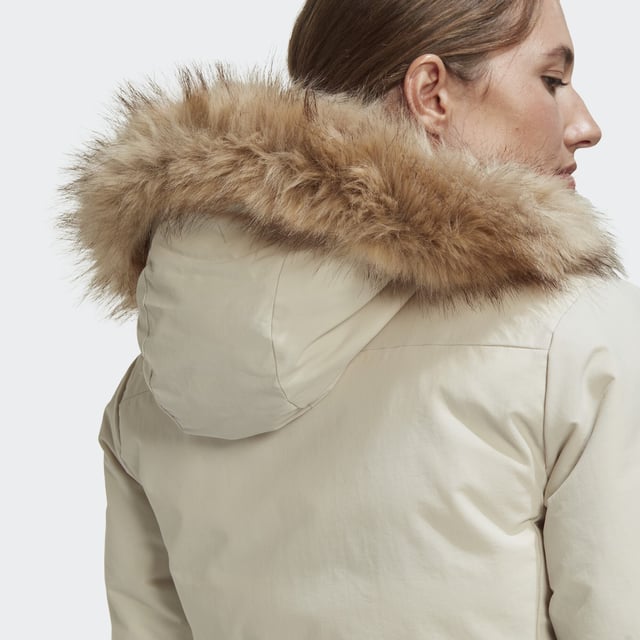 Nothing is the same two days in a row. Not in nature. Not in the city. Be prepared for all the weather shifts in this adidas parka. Padded for warmth, this do-it-all jacket also has adjustable cuffs and a cosy hoodie to help keep the cold out. Removable faux-fur trim lets you customise the look.This product is made with recycled content as part of adidas' ambition to end plastic waste.  - This model is 175 cm and wears a size S. Their chest measures 81 cm and the waist 60 cm. - Regular fit - Full zip with hood - Shell: 100% nylon plain weave with durable water-repellent (DWR) coating - Fill: 100% recycled polyester padding - Front patch pockets - Hook-and-loop adjustable cuffs  Shipped by adidas