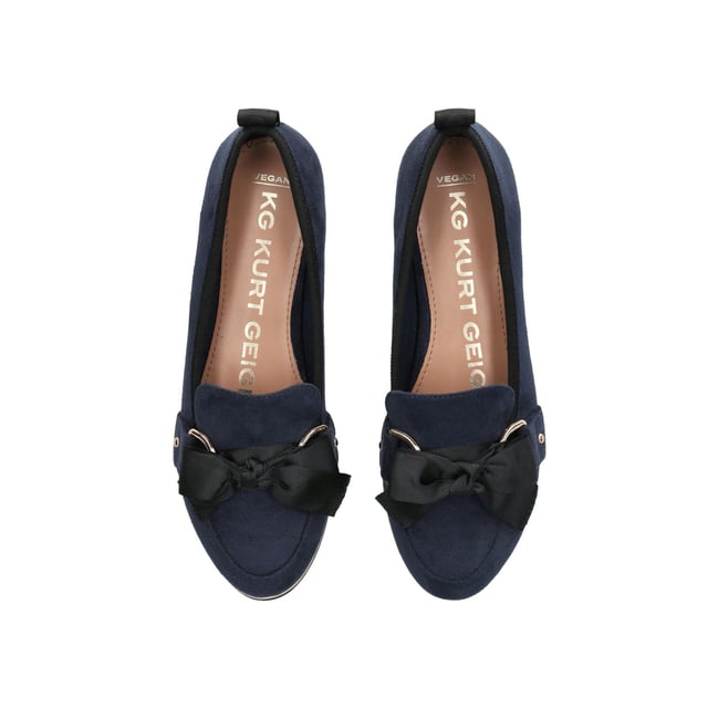 The KG Kurt Geiger Mable3 ballet flats feature a navy suedette upper with fabric bow sat on the front. There is a gold detail surrounding the sole. This product has undergone 167 checks to be registered with The Vegan Society.