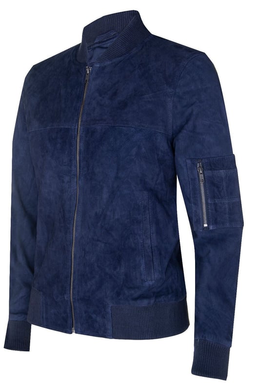 Inspirada en el estilo MA-1 de los años 50, esta chaqueta es un básico icónico de los conjuntos casuales y se ha vuelto más popular con el paso del tiempo. Presentamos esta chaqueta en nuestra gamuza de cabra de calidad para una sensación liviana y una apariencia suave que es distintiva de la gamuza, la chaqueta también presenta dobladillos y puños elásticos para mayor comodidad y una apariencia cónica. Esta chaqueta se mantiene minimalista con añadidos en la parte delantera restringidos a dos bolsillos sutiles en la cintura para ese estilo de bombardero limpio y un pequeño bolsillo en la manga. Recomendamos combinarla con jeans para un conjunto atemporal, sin embargo, esta es una prenda muy versátil, aún más gracias a la amplia gama de colores en los que ofrecemos esta chaqueta y, por lo tanto, puede usarse en prácticamente cualquier conjunto que elijas.