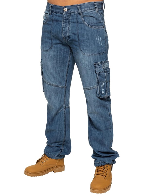 Mit dieser bequemen dunkelblauen 7-Pocket-Combat-Jeans kehren Sie zu Ihren Wurzeln zurück. Sie verfügt über eine Cinch-Schnalle auf der Rückseite und einen Kordelzug am unteren Beinende für eine individuelle Passform. Mit gedrucktem Branding auf der Vorder- und Rückseite, dezentem Distressed-Detail und Knopfverschluss für eine bequeme Passform.