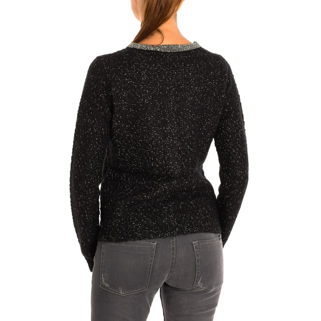 Knitted Sweater Le temps des Cerises.
 Color Black
 Suitable for cold weather, casual for every day.
 Round neck and long sleeve.
 Main snap button closure.
 Details in silver.
 Seams seen in tone.

 Composition: 68% Acrylic, 15% Polyamide, 2% Metallic fiber.

 -Machine wash at a maximum temperature of 30º.
 -Do not use a dryer.
 -Do not use bleach.
 -Iron temperature max. 110º.
 -Do not dry clean.
 Composition: 68% Acrylic, 15% Polyamide, 2% Metallic fiber.
 Care:
- Machine wash at a maximum temperature of 30º.
 - Do not use a dryer.
 - Do not use bleach.
 - Iron max. temperature 110º.
 - Do not dry clean.