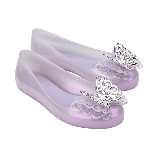 Keep your childs feet happy and dazzling with the Melissa Sweet Love Fly ballerinas! Delicate and charming, they have injected glitter details on the upper and on the sole. The highlights are the two butterflies on the vamp - the bottom one has small sparkly details, and the top one is a sophisticated silver.