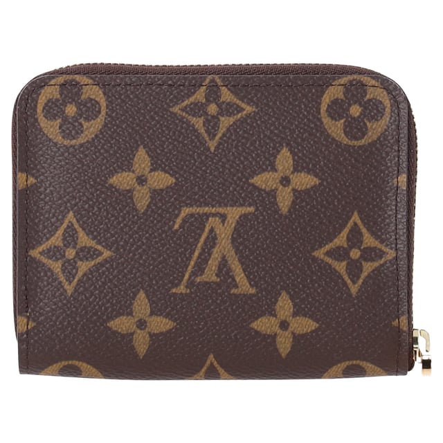 VINTAGE, RRP AS NEW
Elevate your accessory game with the Louis Vuitton Monogram Hong Kong Canton Road Zippy Coin Purse. This luxurious wallet is crafted from the iconic Louis Vuitton monogram toile canvas and adorned with a brass logo plate and zipper. The interior boasts a sophisticated gold leather design with card slots and patch pockets, making it the perfect choice to keep your essentials close at hand while exuding style and elegance.


with box

Louis Vuitton Monogram Hong Kong Canton Road Zippy Coin Purse in Brown Canvas
Condition: Excellent
Signs of wear:  No sign of wear.
Packaging: None
Color: Brown | ochre
Material: canvas
Size: ONE SIZE
Measurements: Width: 20; Height: 90; Length: 110
SKU: NAPPUFRAC385211W