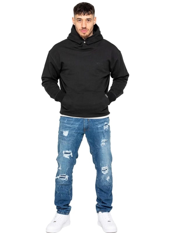 Mejora tu colección de denim con los Enzo Men's Distressed Ripped Jeans. Diseñados para el hombre moderno, estos jeans combinan estilo y comodidad con un corte clásico de pierna recta y un diseño versátil de 5 bolsillos. La tela elástica asegura un ajuste perfecto y máxima comodidad, permitiéndote moverte con facilidad durante todo el día. Con cierre de cremallera, detalles desgastados y un parche trasero de la marca, estos jeans añaden un toque rudo y elegante a tu atuendo. Perfectos para salidas casuales o una noche fuera, los Enzo Men's Distressed Ripped Jeans combinan estilo y funcionalidad sin esfuerzo.