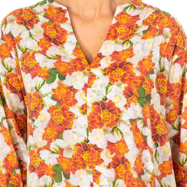 Blouse manga 3/4, with original floral design. 
 Multicolor color 
 Round neck, with small beak opening. 
 Cuffs with button closure. 
 Seams seen in tone. 

 Composition: 100% Viscose 

 Washing instructions: 
 - Wash maximum at 40ºC. 
 - Iron at medium temperature, max. 110 ° C. 
 - It allows to use dryer. 
 - Do not use bleach. 
 - Does not support dry cleaning. 

 Size 
 European designer 

 1 XS 
 2 S 
 3 M 
 4 L 
 5 XL 
 6 XXL 




 Composition: 100% Viscose
 Care:
- Wash maximum at 40ºC.
 - Iron at medium temperature, max. 110ºC.
 - Allows you to use a dryer.
 - Do not use bleach.
 - Does not support dry cleaning.