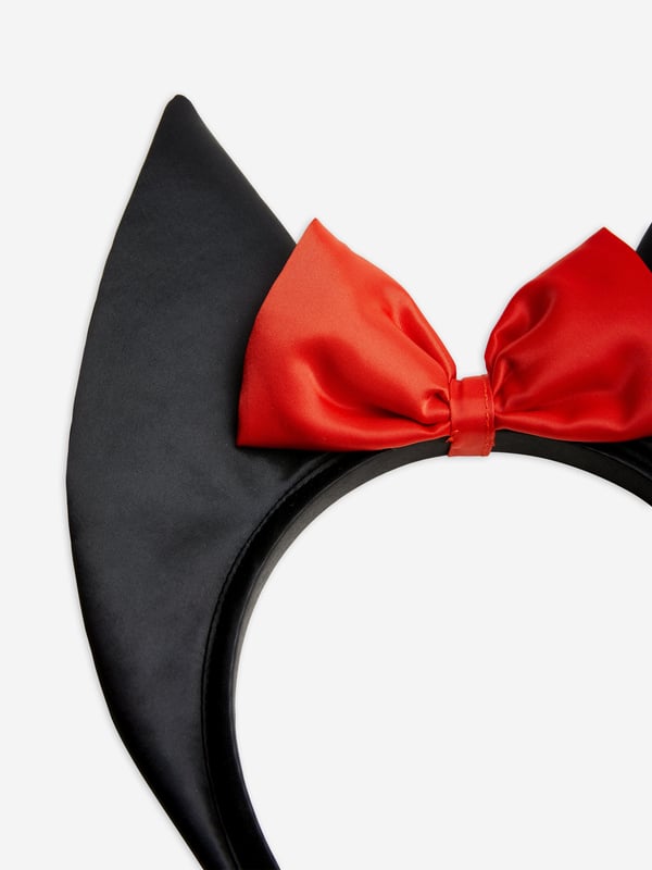 Presenting the Girls Bat Ears Satin Headband in Black - your girl's new wardrobe staple for AW2024. Key features of this designer piece by mini_rodini include:‚Unique Design: Shaped into cute bat ears, this headband is not your average hair accessory. It's an edgy and playful statement piece.‚High-Quality Material: Made of luxurious, silky satin that‚ôs gentle on your little girl's hair, ensuring ultimate comfort and longevity.‚Versatile Black: The timeless, sleek black shade complements any outfit, making it a versatile addition to your girl's wardrobe.Amplify your child's style with this adorable bat ears satin headband. Order now for a fashion-forward AW2024.