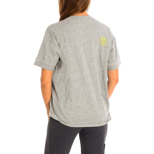 Camiseta Con Mangas Zumba. 
Color Gris
Clásica y versátil con un calce fácil. 
Cuello redondo. 
Gráfico en el frontal y la espalda con motivos de la marca.
Tejido suave y de corte holgado.
Costuras vistas a tono.

Composición:  95% Algodón, 5% Elastano.

-Utilizar lavadora a temperatura máxima 30º .
-No utilizar secadora.
-Puede utilizar Lejía.
-Utiliza plancha a temperatura máxima 110º.