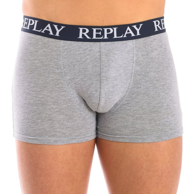 Stretchkatoenen boxer.
 Elastische rubberen tailleband, met de merknaam herhaaldelijk geborduurd.
 Comfortabele en ademende stof.
 Anatomische voorkant, met de mogelijkheid om vast te houden zonder te knellen.
 Naden in toon zichtbaar.
 Samenstelling: 95% Katoen, 5% Elastaan
 Onderhoud:
Wassen op maximaal 40º.
 Strijken op lage temperatuur.
 Geen bleekmiddel gebruiken.
 Geen droger gebruiken.
 Niet chemisch reinigen.