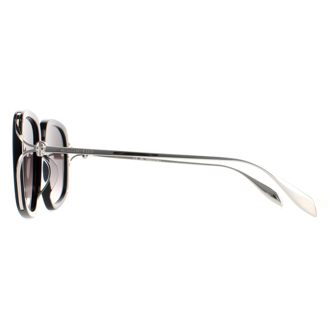 Las gafas de sol Alexander McQueen Square para mujer am0374s en degradado gris plateado negro son unas elegantes gafas cuadradas fabricadas en acetato ligero. El logotipo de Alexander McQueen está incrustado en las patillas para garantizar la autenticidad de la marca.