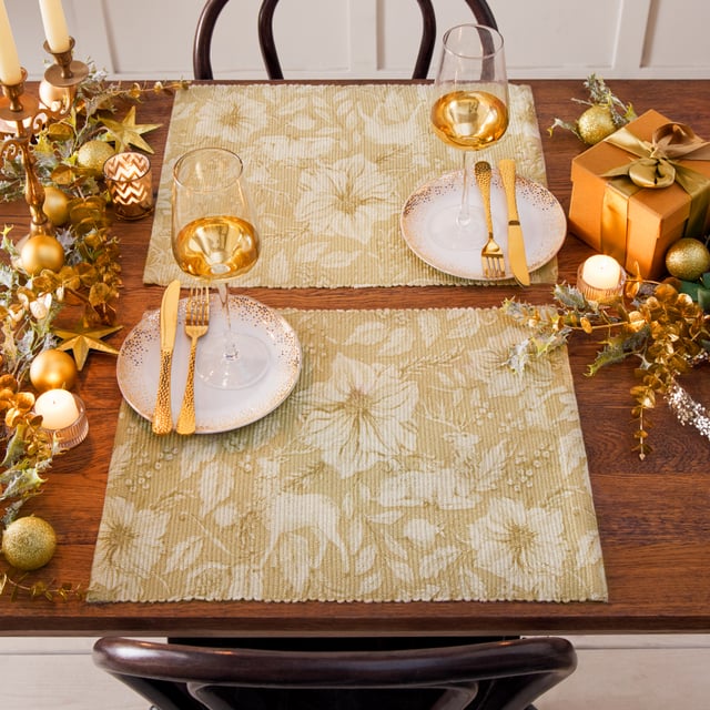 An intricately designed festive set of 4 placemats which adds intrigue to your Christmas table decor. This classic digital print features opulent fruits and florals, which bloom and grow frequently across the design amongst the elegant, strutting stags. All set against a rich golden background, providing added splendour to transform your Christmas dining table into something truly fabulous!