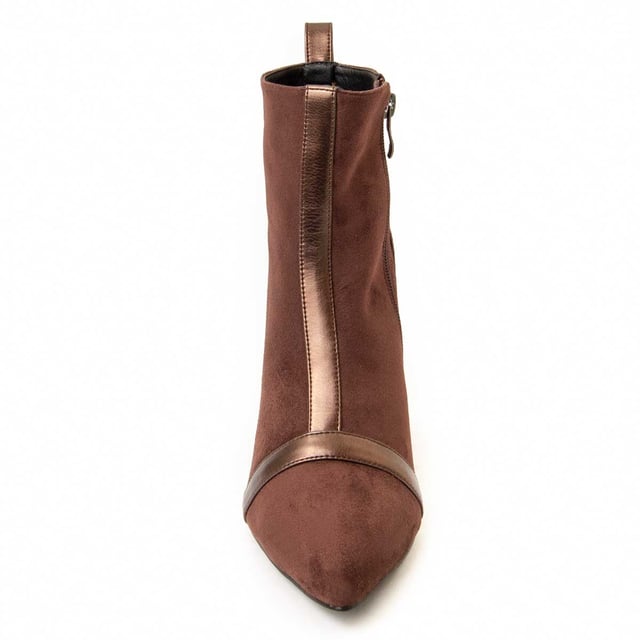 Botín de tacón para mujer. Calce cómodo. Plantilla acolchada de piel natural. Fabricado por otras marcas para nuestra marca. Medidas aproximadas: 7 cm de tacón, 14 cm de alto de caña y 12 cm de ancho de caña.
