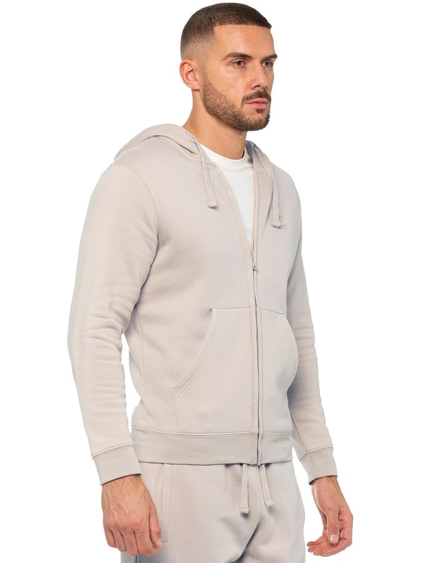 Presentamos la Sudadera con Cremallera para Hombre Enzo, una adición versátil a tu guardarropa. Confeccionada pensando en la comodidad y el estilo, esta sudadera cuenta con puños en las muñecas y una capucha ajustable con cordón para un ajuste personalizado. Completa con prácticos bolsillos laterales, ofrece tanto funcionalidad como moda. Acabada con un estampado de Enzo, esta sudadera combina a la perfección practicidad con un diseño moderno.