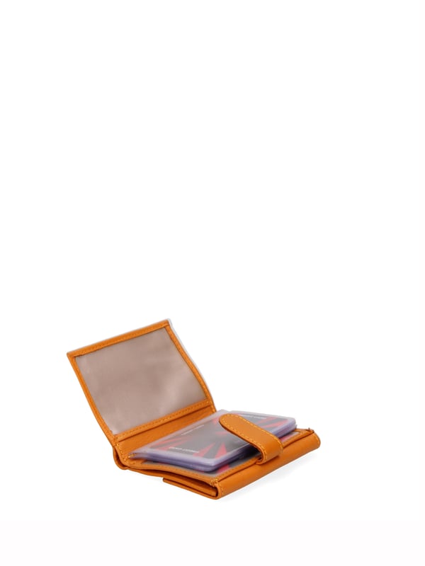 Cartera de hombre. El cierre es con botón de presión. Los bolsillos internos son tarjeteros y porta billetes. Los bolsillos exteriores son uno trasero con clip. Falta la correa para el hombro. Falta el mango. Hay un compartimento interno. El material exterior es 100% Piel Auténtica. Internamente está forrado en piel auténtica. Medidas: 8x10x2 cm. Producto de moda