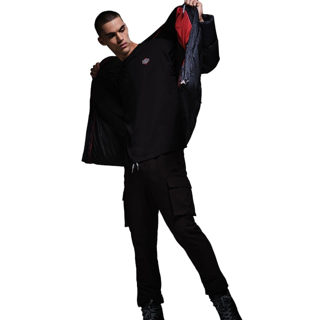 Materiaal: 64% Polyamide, 36% Polyester. Vulling: imitatie dons, veervrij, gerecycled. Voering: Bedrukt. Stof: Ripstop. Ontwerp: Geborduurde patch, Bedrukt, Gewatteerd, Tekst. Stof Technologie: DWR Finish, Slijtvast, Lichtgewicht, Waterafstotend. Mouwtype: Met lange mouwen. Halsuitsnijding: Gewatteerde kraag, Staande kraag. Leidingwerk detail. Zakken: 1 binnenzak, met gaas gevoerd, 2 borstzakken, rits. Sluiting: kliksluiting, stormflap, rits. Zoom: verstelbaar, zoom met schokkoord. Duurzaamheid: Wreedheidvrij, gemaakt van gerecycleerde materialen..