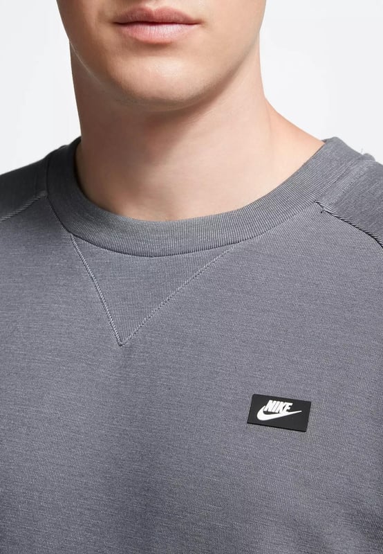 Der Nike Sportswear Optic Herren Fleece Crewneck Trainingsanzug hat einen hohen Baumwollanteil, ist sehr weich und angenehm zu tragen, schränkt die Bewegung nicht ein und speichert die Wärme perfekt. - - .   Raglan ist aus Polyester, die Verschleißfestigkeit, Pflegeleichtigkeit, Elastizität und Haltbarkeit bietet. - - .   Das Modell wird nicht nur bei Sportlern gefragt sein, sondern auch bei denen, die diesen Kleidungsstil einfach für jeden Tag mögen. - - .   Die Baumwolle im Produkt fühlt sich angenehm an, "atmet" gut, gibt ein Gefühl von Natürlichkeit und Komfort, und die Kängurutasche wärmt Ihre Hände bei kaltem Wetter. - - .