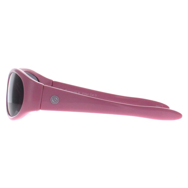 Smarty X2136 B baby roze grijze zonnebril Houd je baby stijlvol beschermd met SMARTY Designer Zonnebril model X2136B, perfect voor baby's tot 3-jarigen. Deze wikkelvormige zonnebril heeft een speels roze montuur met duurzame kunststof armen en grijze lenzen, en biedt superieure UV-bescherming en een leuke, moderne look. Het model X2136B combineert een trendy ontwerp met babyvriendelijk comfort en duurzaamheid, zodat je kleintje veilig en chic blijft tijdens zonnige avonturen. Deze designer zonnebril is verkrijgbaar met een onverslaanbare korting op de normale verkoopprijs en biedt uitzonderlijke kwaliteit en waarde. Geef je baby de perfecte mix van bescherming en stijl met een SMARTY zonnebril.