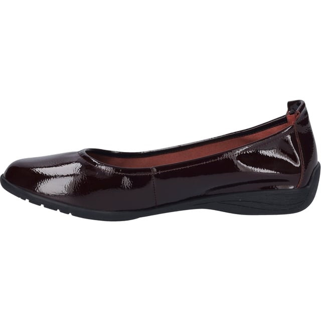 Entdecke den Zauber zeitloser Eleganz und Bequemlichkeit mit dem Fenja 01, einem exquisiten Ballerina von JOSEF SEIBEL. In einem tiefen Bordeaux, das sowohl klassisch als auch modern wirkt, hebt sich dieses Modell durch seine hochwertige Verarbeitung und sein ansprechendes Design hervor. Gefertigt aus feinstem Rindsleder in Lackoptik, vermittelt der Schuh einen Hauch von Luxus, während die schwarze Gummisohle nicht nur für Strapazierfähigkeit und Langlebigkeit steht, sondern auch für außergewöhnliche Rutschfestigkeit sorgt. Dank der innovativen AGO-Fertigungstechnologie, bei der das Obermaterial des Leders präzise mit der Unterseite der Innensohle verklebt und anschließend die Laufsohle aufgebracht wird, bietet dieser Damenschuh eine perfekte Balance aus Formbeständigkeit und Leichtigkeit. Das Innenleben aus Leder verspricht ein angenehmes Tragegefühl bei jeder Gelegenheit. Ob für entspannte Spaziergänge im Freien oder als eleganter Begleiter zu sommerlicher Mode – Fenja 01 verspricht Flexibilität und Bequemlichkeit bei jeder Aktivität. Der praktische Gummizug ermöglicht ein schnelles An- und Ausziehen und sorgt für eine optimale Passform. Als Teil der Josef Seibel Kollektion, die für modernen Komfort und Perfektion in Passform und Funktion bekannt ist, steht der Fenja 01 für eine bewusste Entscheidung gegen die Schnelllebigkeit der Modeindustrie und für die Wertschätzung hochwertiger Materialien und handwerklicher Tradition. Lass dich von diesem besonderen Ballerina verzaubern und genieße den außergewöhnlichen Tragekomfort, der dich durch jeden Tag begleitet.