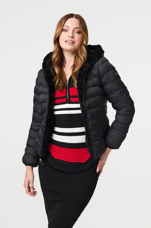 Get twice the use from this reversible jacket! It has a faux fur texture on one side and a smooth material on the other side. The padded puffer material is such to keep you comfortable even in the cold - and the faux fur side is ideal for special occasions thanks to its glamorous look. This must-have jacket also has pockets, a zip fastener and a hood.