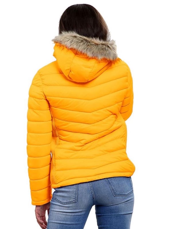 Presentamos la Chaqueta Puffer para Mujer de Kruze, una combinación perfecta de estilo, calidez y funcionalidad para el clima frío. Esta chaqueta ligera está diseñada con un cierre de cremallera completo para un uso fácil y cuenta con una capucha removible con lujoso ribete de piel sintética, que añade un toque de sofisticación a tu look de invierno. Detalles como los bolsillos laterales con cremallera brindan un almacenamiento seguro para tus esenciales, mientras que los paneles laterales elásticos y plisados ofrecen un ajuste flexible que se adapta a tus movimientos. Con su diseño versátil y materiales de primera calidad, esta chaqueta puffer te mantiene abrigada y con estilo en los días más fríos.