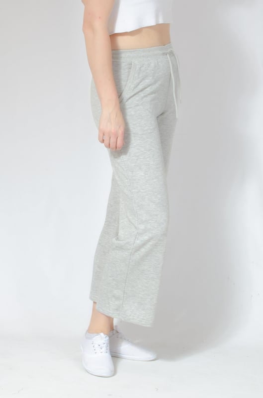 High waist with covered elastication and a drawstring, discreet pockets in the side seams and wide, straight legs. Pair with a white tee & denim jacket Fit: Relaxed, Sizing: As expected
