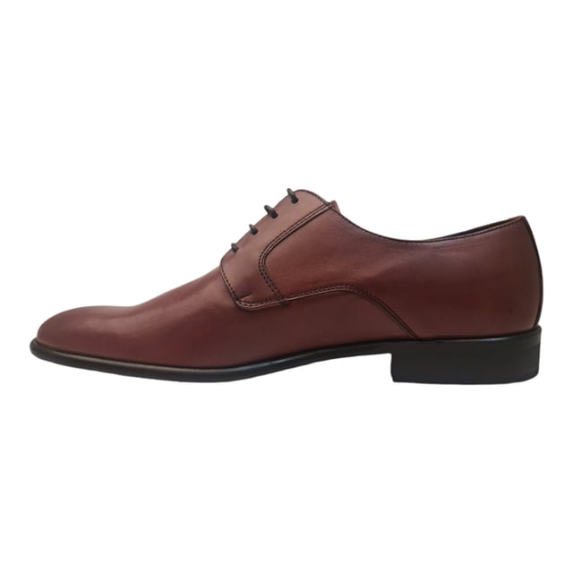 Zapato oxford de hombre con detalles de costuras en la zona alta y baja del empeine con cierre de cordones. Cuenta con una cómoda suela y una planta antideslizante.