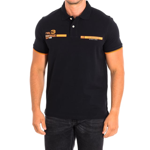 Short Sleeve Polo US Polo Assn.
 Color Black
 Ideal to complete a casual and modern look.
 Contrasting lapel collar.
 Medium button closure on the front.
 Ribbed sleeves and neckline.
 Branded woven graphics.
 Seams seen in tone.

 Composition: 100% Cotton.

 - Wash maximum at 30ºC.
 - Iron at medium temperature, max. 110ºC.
 - It does not allow the use of a dryer.
 - Do not bleach.
 - Does not admit dry cleaning.
 Composition: 100% cotton.
 Care:
- Wash maximum at 30ºC.
 - Iron at medium temperature, max. 110ºC.
 - It is not allowed to use a dryer.
 - Do not use bleach.
 - Does not support dry cleaning.
